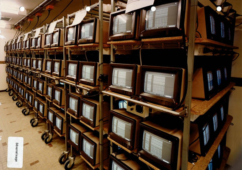 Deverminage en étuve des ecrans M10 du Minitel Alcatel à WOERTH